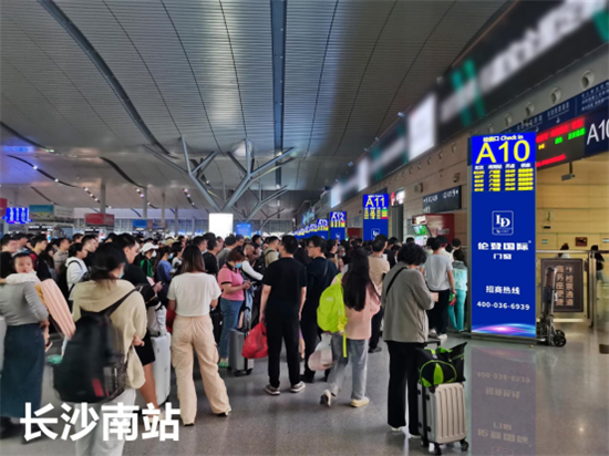 重磅丨倫登國際門窗簽約高鐵廣告,開啟“高鐵霸屏”模式!