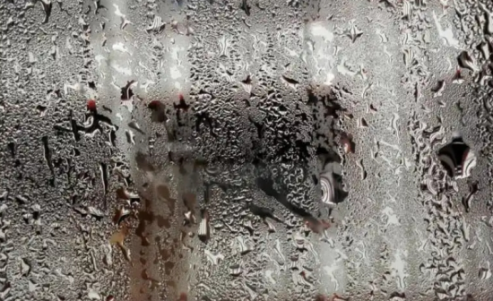 南方潮濕天救命指南!5種防潮門窗選購避坑，不用再擔心墻皮發霉