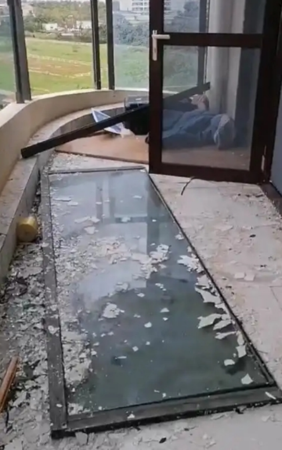 封陽臺門窗翻車實錄：暴雨天發(fā)現(xiàn)膠縫在跳
