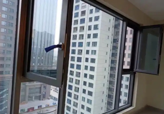 智能窗的社死瞬間：自動開合系統在鄰居吵架時突然“報幕”