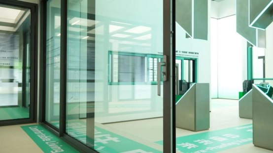 給家戴上無框眼鏡丨住向Omega重型提升門，靜享高清四季!