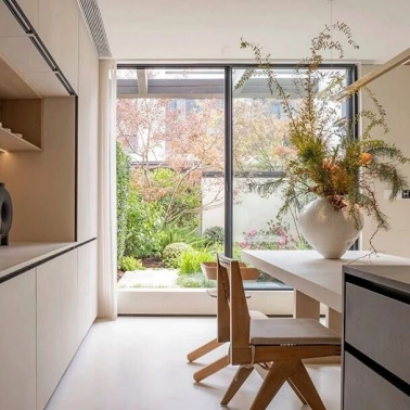 給家戴上無框眼鏡丨住向Omega重型提升門，靜享高清四季!